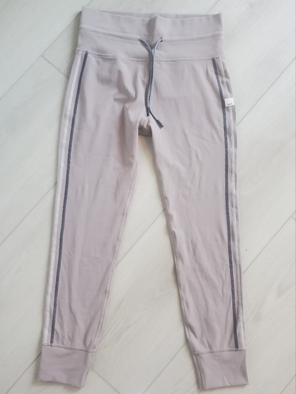 Vuori Tan Activewear Leggings with Contrast Stitching